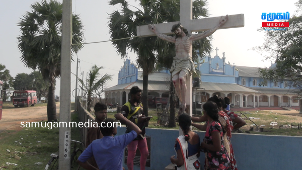 இயேசுவின் காலில் இருந்து வடிந்த நீர் - யாழில் பார்வையிட குவிந்த மக்கள் 